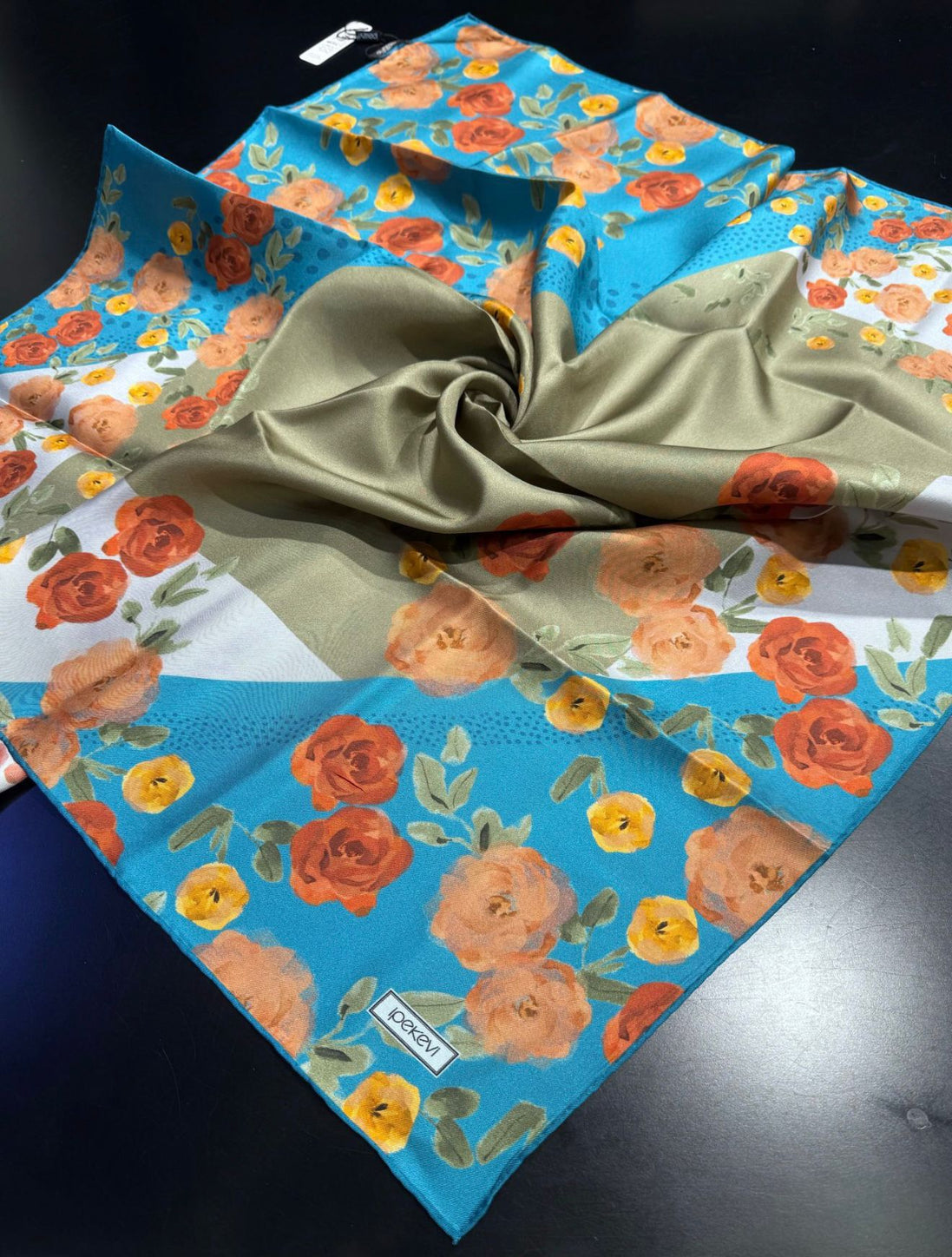 Petrol Mavisi Çiçek Tuvali Tivil Eşarp