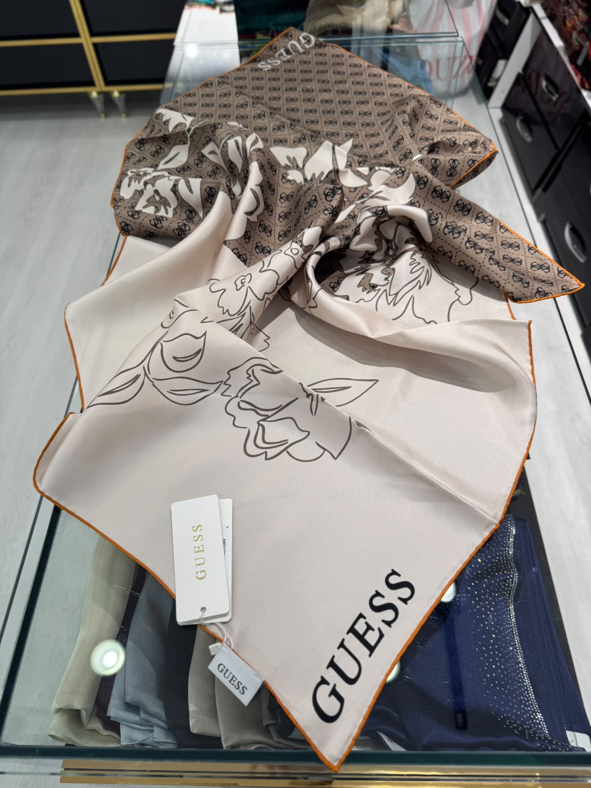 GUESS TİVİL İPEK EŞARP